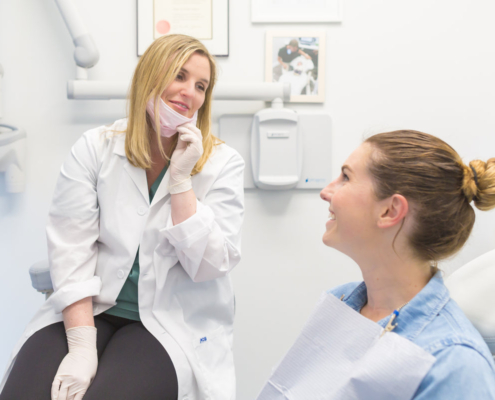 Dentista examinando paciente - relación periodoncia y diabetes