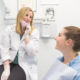 Dentista examinando paciente - relación periodoncia y diabetes
