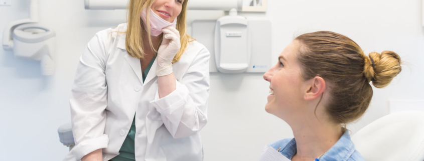 Dentista examinando paciente - relación periodoncia y diabetes