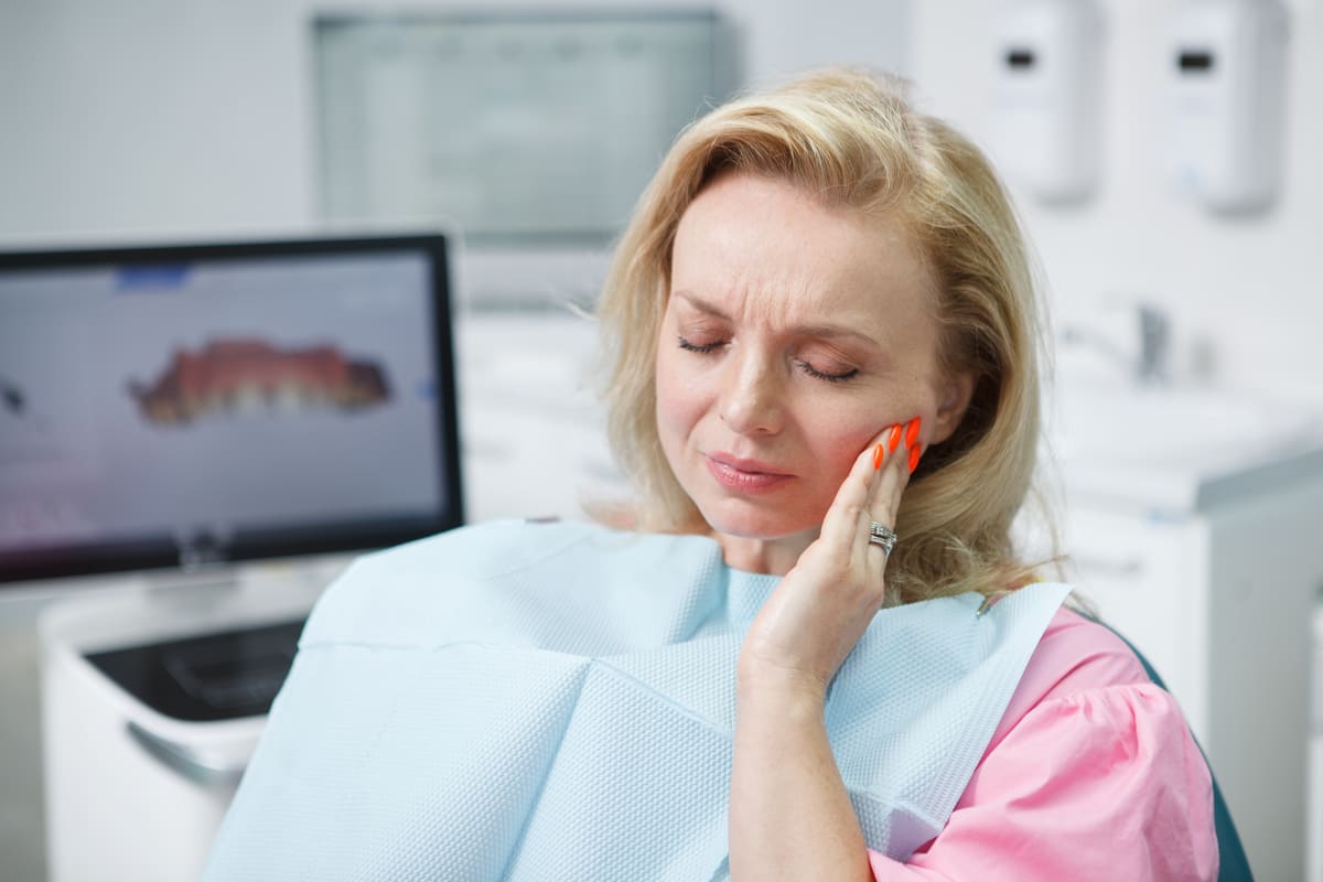Paciente con molestias en la mandíbula durante una consulta dental