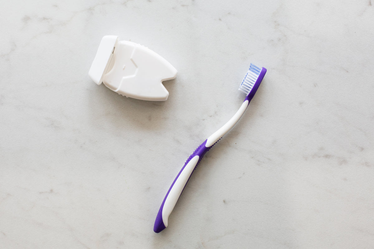 Cepillo de dientes e hilo dental para la higiene bucal