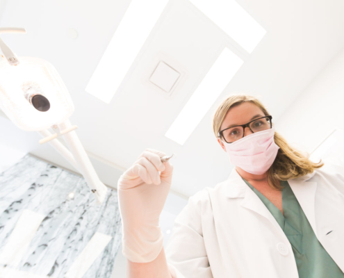 Paciente relajado en silla dental - sedación consciente sin miedo