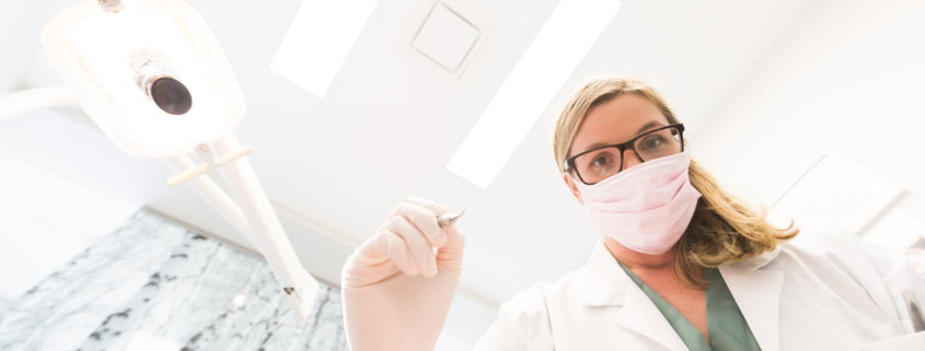 Paciente relajado en silla dental - sedación consciente sin miedo