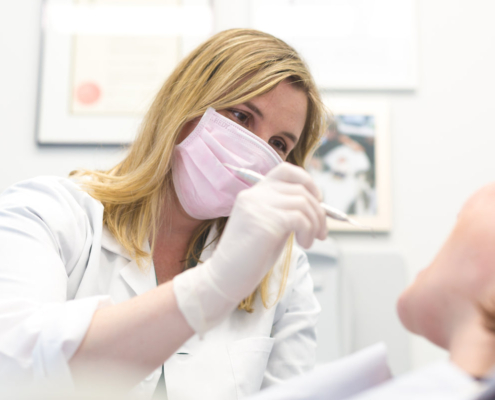 Niño en clínica dental - selladores en molares para prevenir caries