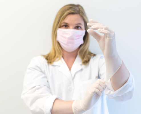Mujer mayor sonriente en clínica dental - salud bucal mayores de 50