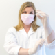 Mujer mayor sonriente en clínica dental - salud bucal mayores de 50