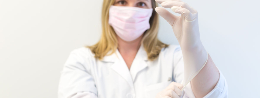 Mujer mayor sonriente en clínica dental - salud bucal mayores de 50