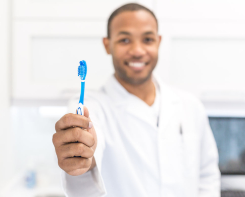 Cepillo e hilo dental para higiene bucal con brackets