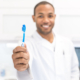 Cepillo e hilo dental para higiene bucal con brackets