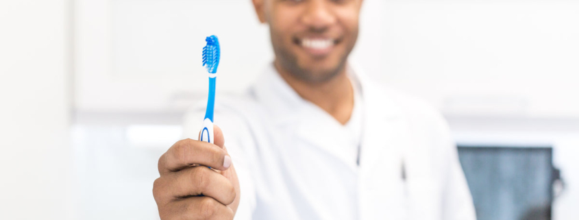 Cepillo e hilo dental para higiene bucal con brackets