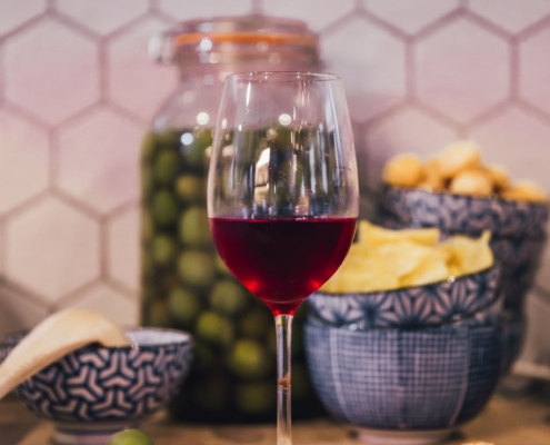 Copa de vino tinto - efecto del alcohol en implantes y blanqueamiento dental